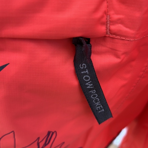 The north face windbreaker with stow pockets in excellent condition - Picture 8 of 16